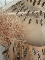 Beige jurk met veren en zilver, Maat 38/40 (M), Beige, Ophalen of Verzenden, Zo goed als nieuw