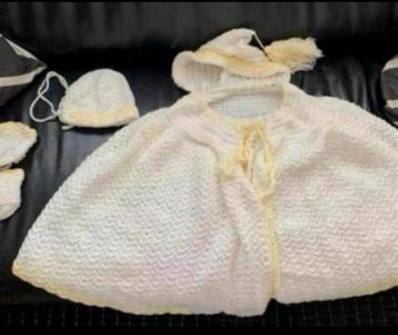 Vintage : Baby (Baby Pop ) Slofjes / Muts / Cape . Gebreid. beschikbaar voor biedingen
