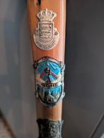 Houten wandelstok met 15 metalen schildjes, Diversen, Wandelstokken, Ophalen of Verzenden, Gebruikt