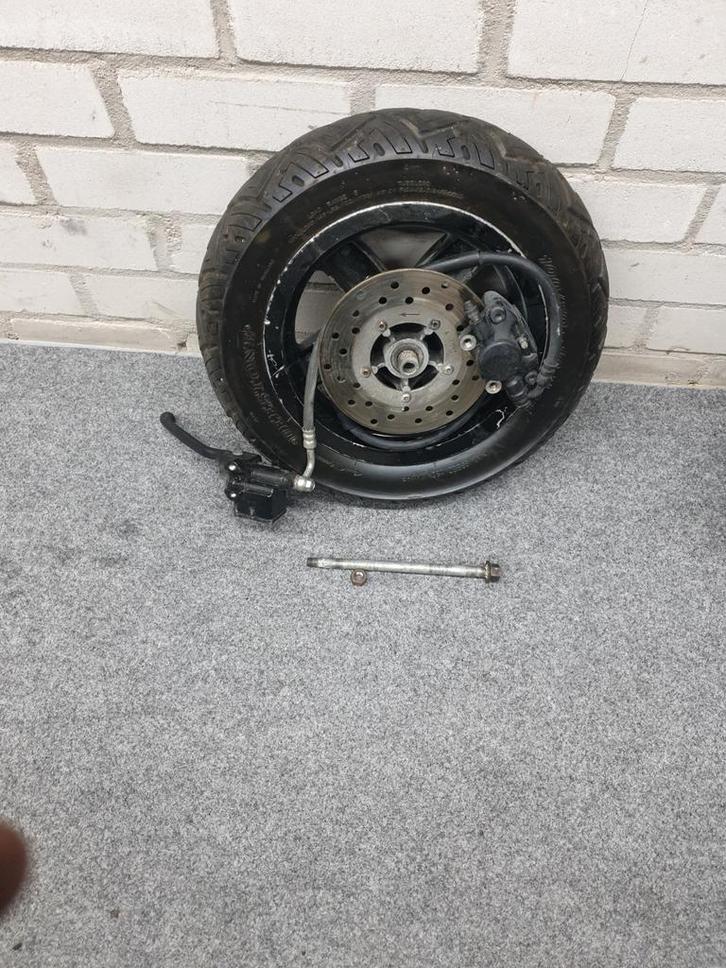 Piaggio zip 2000 zwarte voorvelg met band en rem !!!!, Fietsen en Brommers, Brommeronderdelen | Algemeen, Zo goed als nieuw, Overige typen