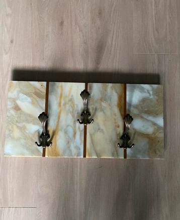 Vintage marmer kapstok met 3 haken beschikbaar voor biedingen