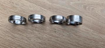 Diverse roestvrij stalen ringen en 1x zilveren ring beschikbaar voor biedingen