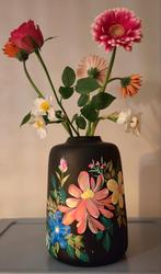 Zwarte vaas handbeschilderd bloemen, Huis en Inrichting, Ophalen, Zwart, Aardewerk of Porselein, Zo goed als nieuw