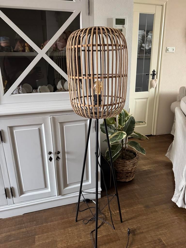 Rotan vloerlamp, Huis en Inrichting, Ophalen, Zo goed als nieuw, 150 tot 200 cm
