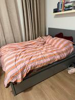 Grijs bed 140x200 met lades en hoofdbord, Huis en Inrichting, Slaapkamer | Bedden, Ophalen, 140 cm, Zo goed als nieuw, Twijfelaar