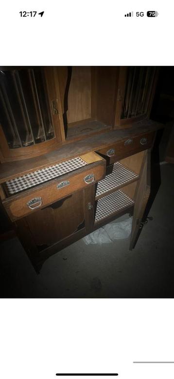 Oude houten kast met lades en deuren beschikbaar voor biedingen