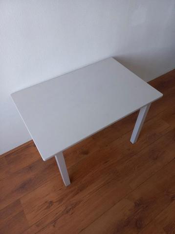 Houten (bijzet) tafel 0.76 x 0.50 cm x hoogte 0.50 cm beschikbaar voor biedingen