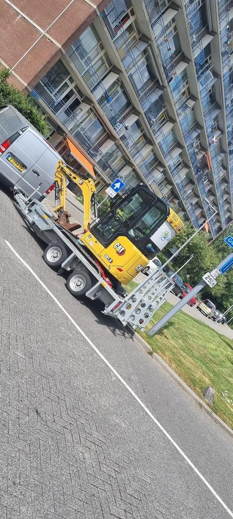 Caterpillar met aanhanger en matriaal voor infra structuur., Zakelijke goederen, Machines en Bouw | Kranen en Graafmachines, Graafmachine