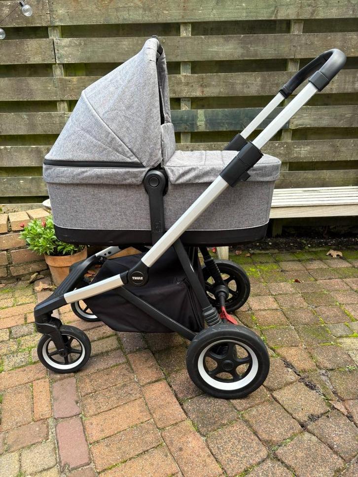 Thule Sleek kinderwagen/reiswieg (complete set, erg netjes), Kinderen en Baby's, Kinderwagens en Combinaties, Gebruikt, Combiwagen