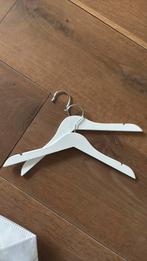 30x witte baby/kind kledinghangers 32cm breed, Ophalen of Verzenden, Zo goed als nieuw, Hout, Kinderen