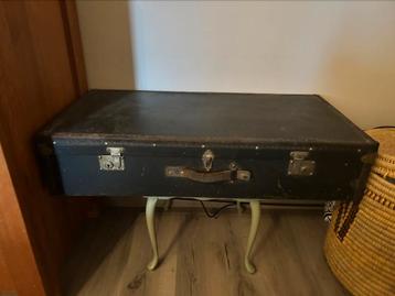 Unieke bijzetafel handmade van brocante koffer beschikbaar voor biedingen