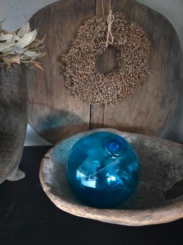 Turquoise glazen vissersbal beschikbaar voor biedingen