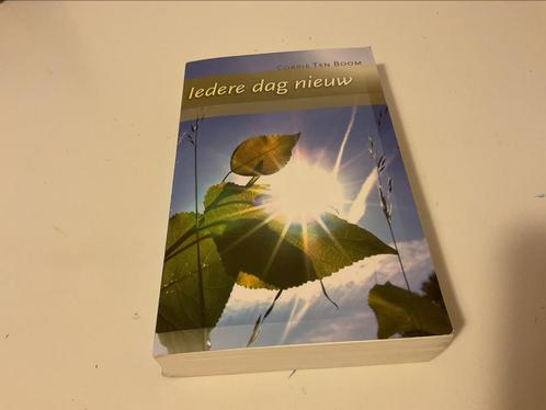 Corrie ten Boom - Iedere dag nieuw, Boeken, Godsdienst en Theologie, Zo goed als nieuw, Ophalen of Verzenden