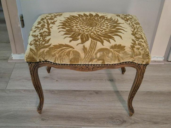 Antiek krukje/voetenbankje in Louis XV-stijl met bloemmotief, Antiek en Kunst, Antiek | Meubels | Stoelen en Banken, Ophalen