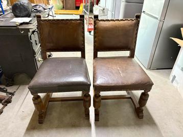 Twee prachtige vintage houten stoelen met leren bekleding beschikbaar voor biedingen