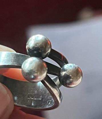 Aparte Ring met Bollen beschikbaar voor biedingen