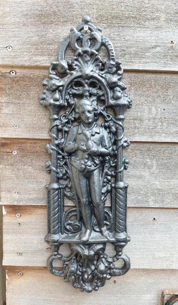 Mooi gietijzeren ornamenten jongeling met duif  beschikbaar voor biedingen