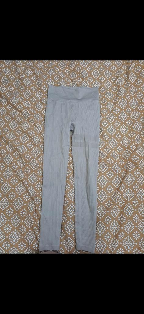 STRONGER geribde legging en cropt soft rib tanktop, Kleding | Dames, Leggings, Maillots en Panty's, Nieuw, Legging, Beige, Ophalen of Verzenden