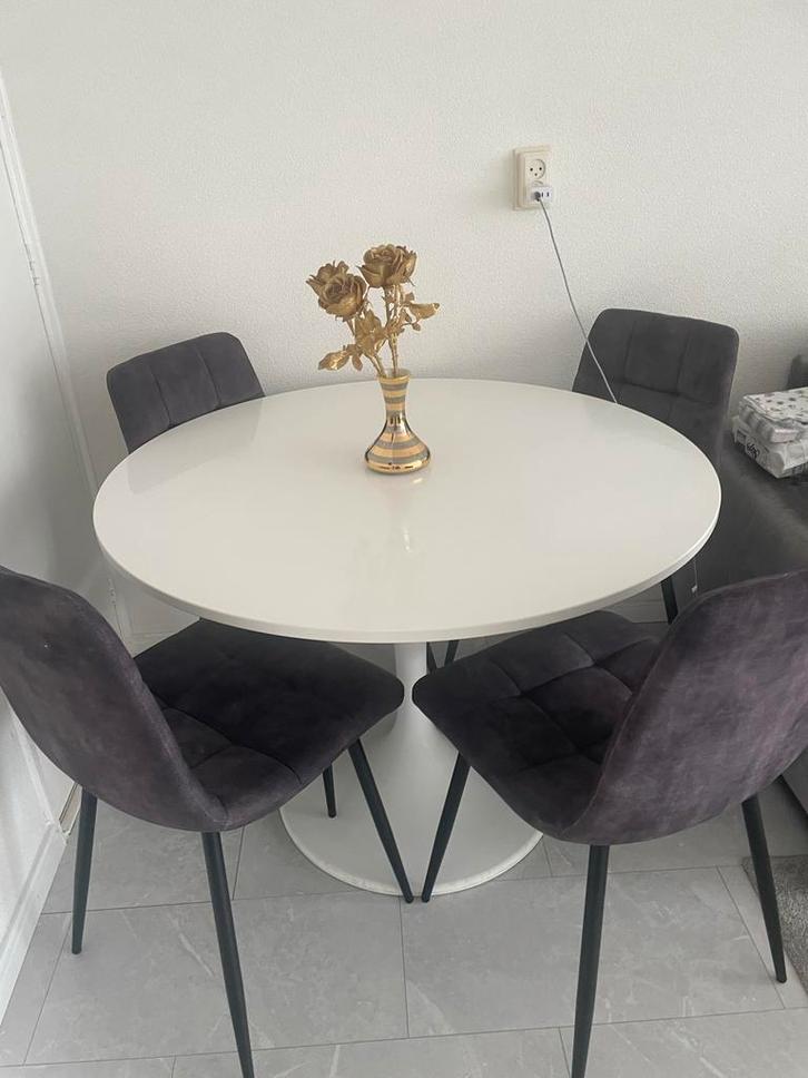Witte ronde eettafel met 4 stoelen, Huis en Inrichting, Tafels | Eettafels, Zo goed als nieuw, 100 tot 150 cm, Vier personen, Rond