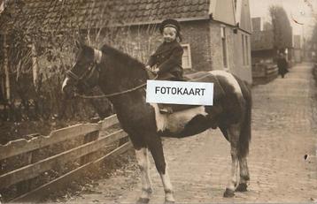 Fotokaart Graftdijk - jongen op pony beschikbaar voor biedingen
