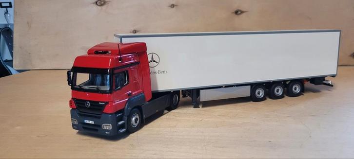 Minichamps Mercedes Actros in dealerdoos, Hobby en Vrije tijd, Modelauto's | 1:43, Zo goed als nieuw, Bus of Vrachtwagen, MiniChamps