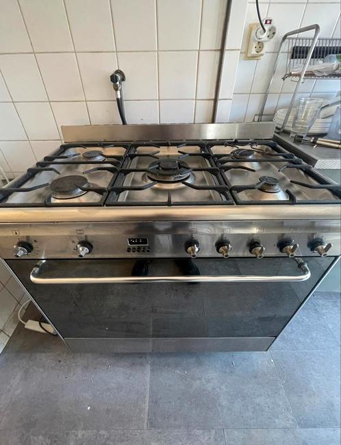 SMEG fornuis met 5 pitten, Witgoed en Apparatuur, Fornuizen, Zo goed als nieuw, Vrijstaand, Gas, 5 kookzones of meer, 60 cm of meer