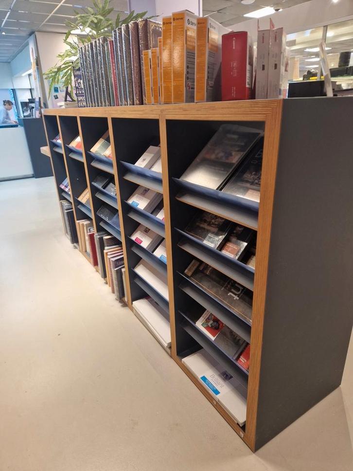 Solide houten winkelkast 302x61x135cm, Huis en Inrichting, Kasten | Boekenkasten, Gebruikt, 200 cm of meer, 100 tot 150 cm, 50 tot 75 cm