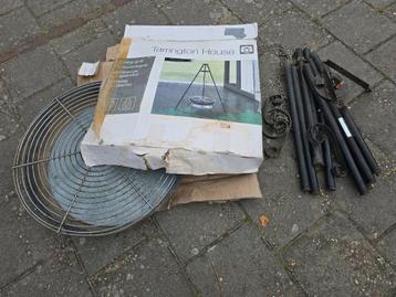 Hangende houtskoolbarbecue beschikbaar voor biedingen