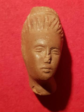 bodemvondst terracotta grieks romeins vrouwenhoofd  beschikbaar voor biedingen