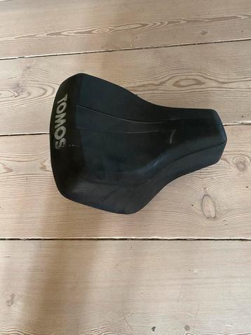 Tomoszadel met bakje beschikbaar voor biedingen