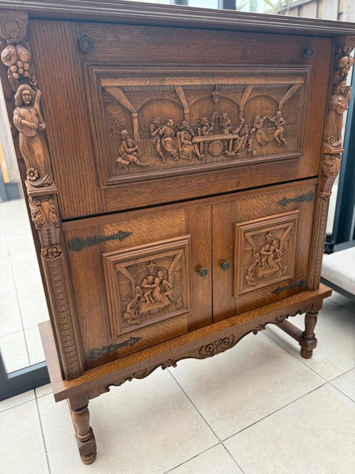 Antieke eiken buffetkast met houtsnijwerk, Antiek en Kunst, Antiek | Meubels | Kasten, Ophalen