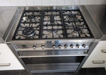SMEG gasfornuis, 6 pits, electrische oven beschikbaar voor biedingen