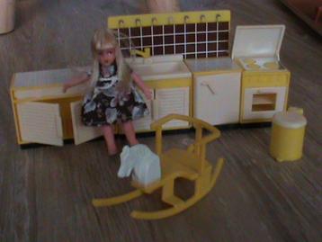 Jaren 60 poppenhuismeubeltjes beschikbaar voor biedingen