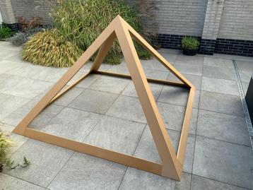 Piramide onbehandeld MDF bouwpakket incl.montage materiaal beschikbaar voor biedingen