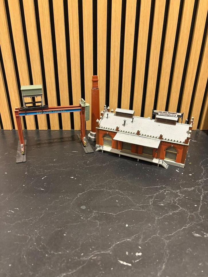 Kibri 39404 H0 Magazijn opslagloods + kraan, Hobby en Vrije tijd, Modeltreinen | H0, Zo goed als nieuw, Brug, Tunnel of Gebouw