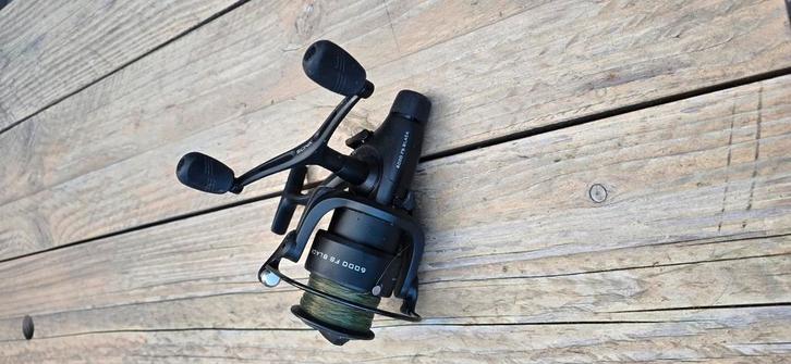 (1)Sonik 6000 FS BLACK molen, Watersport en Boten, Hengelsport | Karpervissen, Zo goed als nieuw, Molen, Ophalen of Verzenden