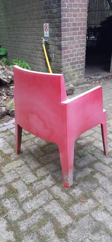 4 rode kunststof tuinstoelen beschikbaar voor biedingen