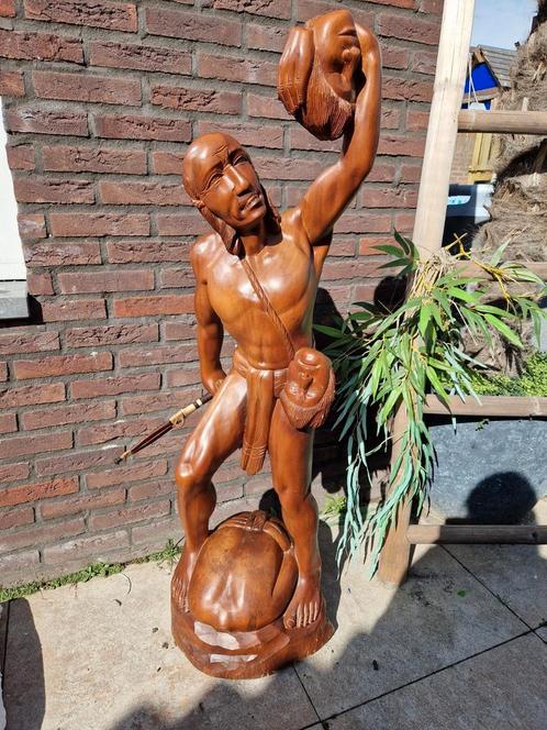 Groot houtsnijwerk van een koppensneller 126cm sale!!!, Antiek en Kunst, Kunst | Beelden en Houtsnijwerken, Ophalen
