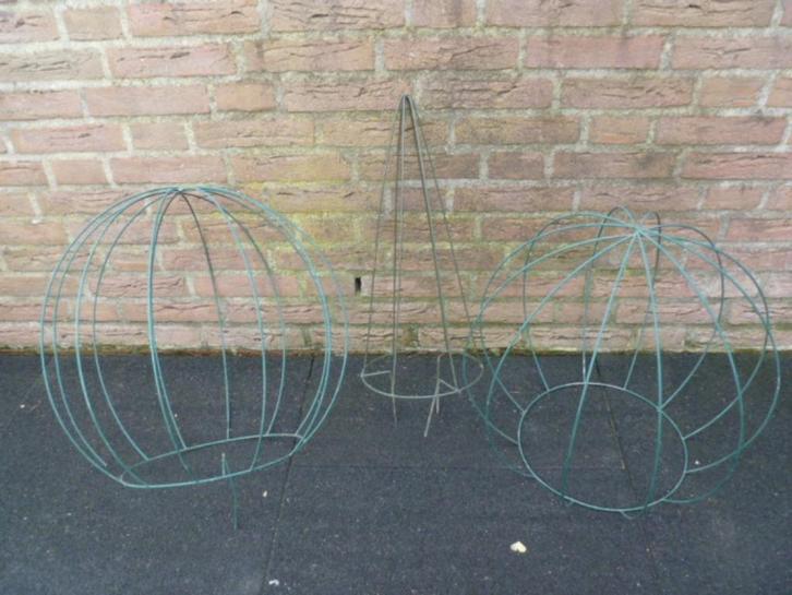3 Plantengeleiders. IJzer. 2 “ballen” en 1 hoge punt. Groen., Tuin en Terras, Bloembakken en Plantenbakken, Zo goed als nieuw