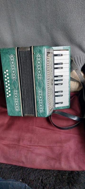 Kleine accordeon, 16 Bas en 23 Klavier, gewoon bieden. beschikbaar voor biedingen