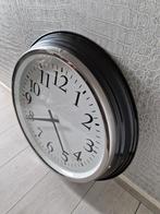 Grote leuke wandklok met een vrij breeden zwarte rand, Ophalen of Verzenden, Zo goed als nieuw, Analoog, Wandklok