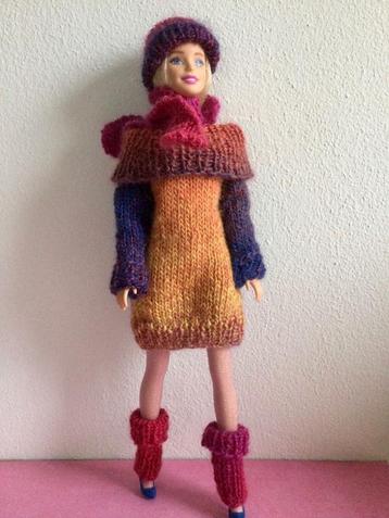 Gebreide barbie set van trui/jurk, muts, sjaal, beenwarmers beschikbaar voor biedingen