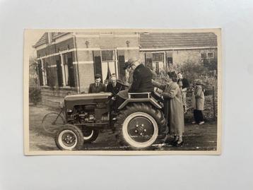 D805 Oude ansichtkaart Deventer : Familie bij Tractor beschikbaar voor biedingen