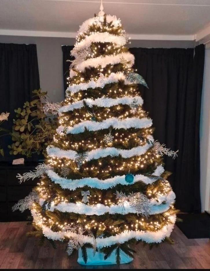 Kerstboom 260CM hoog als nieuw inclusief lampjes, versiering, Diversen, Kerst, Zo goed als nieuw, Ophalen