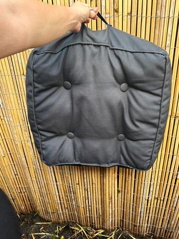 2 stuks zwarte zitkussens/ tuinkussens beschikbaar voor biedingen
