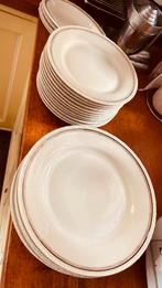Klassiek porseleinen servies met gouden rand, Ophalen of Verzenden