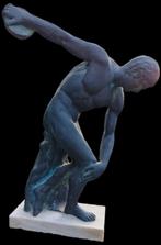 Griekse bronzen sculptuur discuswerper op marmeren sokkel, Ophalen of Verzenden