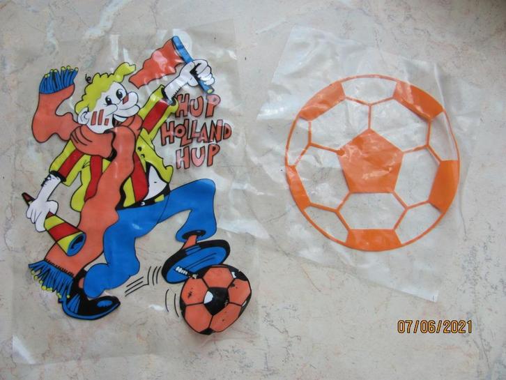 2x RAAMSTICKERS raam stickers VOETBAL Oranje WK Holland IZGS, Hobby en Vrije tijd, Feestartikelen, Zo goed als nieuw, Versiering