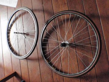set fietswielen Campagnolo naven 23 X 571 Continental banden beschikbaar voor biedingen