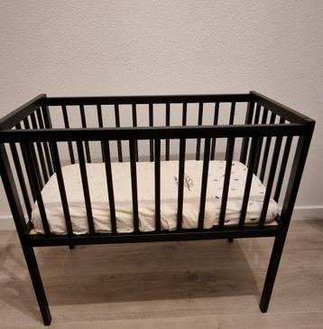 Zwarte wieg 80x40 incl. matras beschikbaar voor biedingen